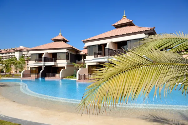 The luxury villas in Thai style hotel on Palm Jumeirah man-made — Stock Photo, Image