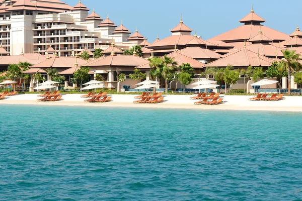 Beach of the luxury Thai style hotel on Palm Jumeirah man-made i — Stock Photo, Image