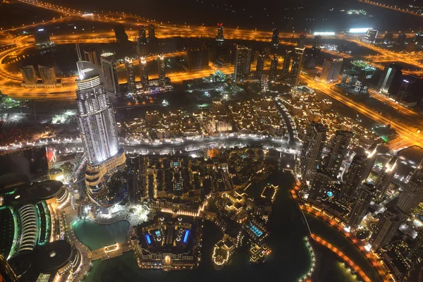 DUBAI, Emiratos Árabes Unidos - 10 de septiembre: Vista nocturna de la ciudad de Dubai — Foto de Stock