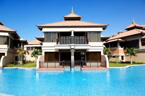 Luksusowa willa w stylu tajskim hotel palm jumeirah człowieka i — Zdjęcie stockowe