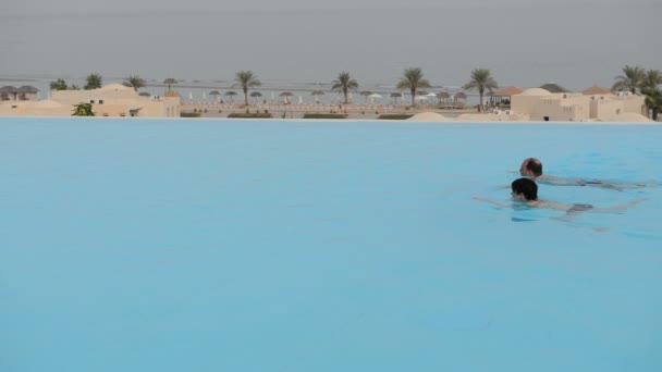 Ras al khaimah, Förenade Arabemiraten - 8 september: turisterna njuter av sin semester på luxury hotel på den 8 september, 2013 ras al khaimah, Förenade Arabemiraten. upp till 10 miljoner turister förväntas besöka uae i året 2013. — Stockvideo