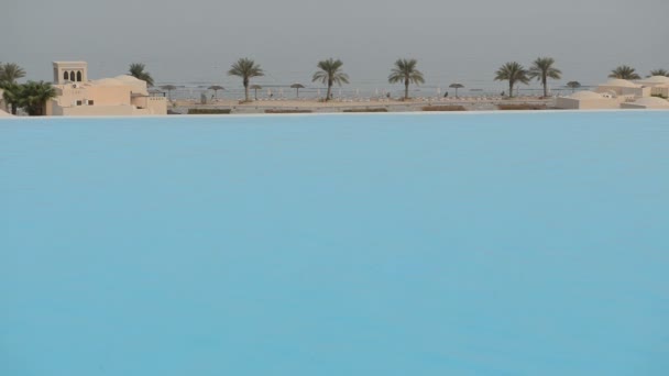 La vue depuis la piscine sur une plage, Ras Al Khaima, EAU — Video
