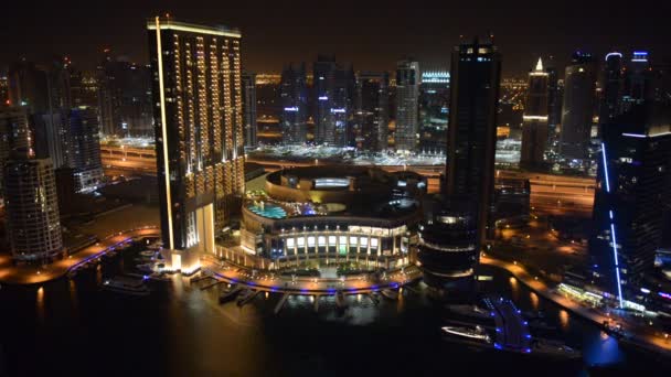 DUBAI, EAU - 8 SEPTEMBRE : L'illumination nocturne de Dubai Marina le 8 septembre 2013 à Dubaï, EAU. C'est une ville de canal artificiel, construit le long d'un tronçon de trois kilomètres (3 km) du littoral du golfe Persique . — Video