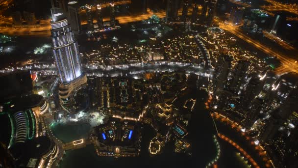 Дубаї, ОАЕ - 10 вересня: нічний погляд на вниз міста Дубай місто, 10 вересня 2013 року, Дубаї, ОАЕ. у місті штучним каналом довжиною 3 кілометрів уздовж Перської затоки. — стокове відео