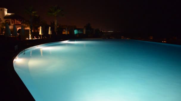 La piscina en el hotel de lujo en iluminación nocturna, Ras Al Khaima, Emiratos Árabes Unidos — Vídeos de Stock