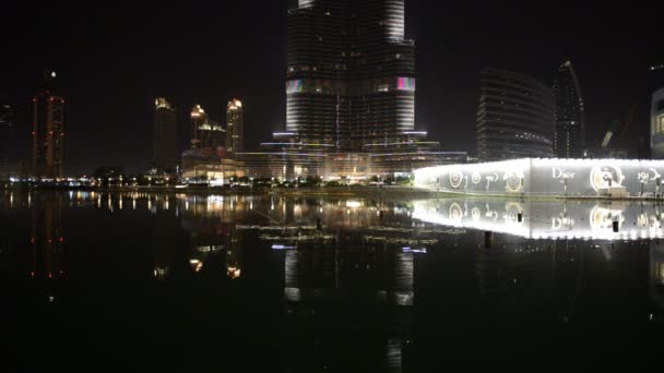 Dubai, Verenigde Arabische Emiraten - 9 september: de weergave op de burj khalifa en door de mens veroorzaakte lake. het is's werelds hoogste wolkenkrabber (828m hoogte, 160 verdiepingen) op 9 september 2013 in dubai, Verenigde Arabische Emiraten — Stockvideo