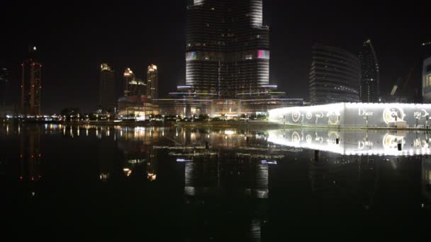 DUBAI, Emiratos Árabes Unidos - 9 de septiembre: La vista sobre Burj Khalifa y el lago artificial. Es el rascacielos más alto del mundo (altura 828m, 160 pisos) el 9 de septiembre de 2013 en Dubai, EAU — Vídeo de stock