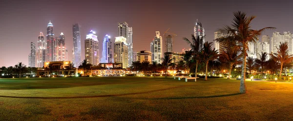 Panorama de la iluminación nocturna del hotel de lujo, Dubai, Emiratos Árabes Unidos —  Fotos de Stock
