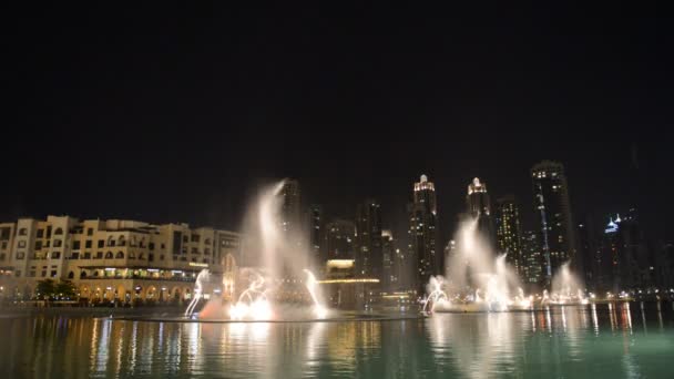 DUBAI, UAE - SEPTEMBER 10: Night view on Down town and Dancing fountains, on September 10, 2013, Dubai, UAE. In the city of artificial channel length of 3 kilometers along the Persian Gulf. — Stock Video