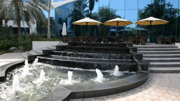 Die Springbrunnen in der Nähe der Außenterrasse des Luxushotels, dubai, uae — Stockvideo