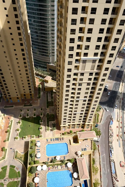 A vista do arranha-céu em piscinas, Dubai, Emirados Árabes Unidos — Fotografia de Stock