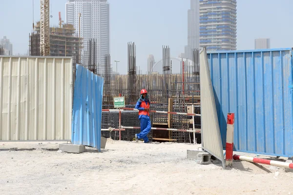 DUBAI, Emirados Árabes Unidos - SETEMBRO 10: Um trabalhador em canteiro de obras em Duba — Fotografia de Stock