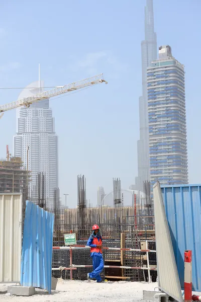 Dubai, Verenigde Arabische Emiraten - 10 september: een werknemer op een bouwplaats in duba — Stockfoto