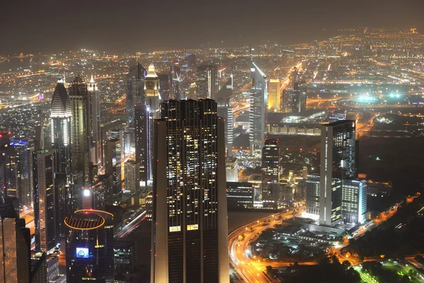 DUBAI, Emiratos Árabes Unidos - 10 de septiembre: Vista nocturna de la ciudad de Dubai, en Septembe — Foto de Stock