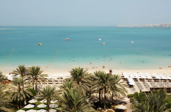 Plage avec vue sur l'île artificielle de Jumeirah Palm, Dubaï, EAU — Photo