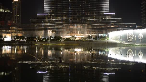Dubaj, Spojené arabské emiráty - 9. září: pohled na burj khalifa a muž-učiněna jezero. je to nejvyšší mrakodrap na světě (výška 828m, 160 pater) na 9 září 2013 v Dubaji, Spojené arabské emiráty — Stock video