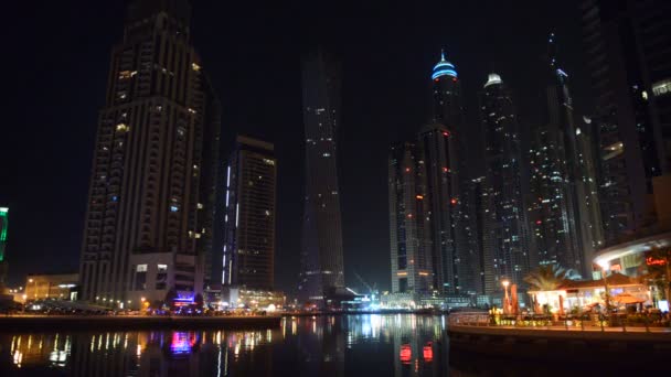 L'illumination nocturne de Dubai Marina. C'est une ville de canaux artificiels, construite le long d'un tronçon de trois kilomètres (3 km) du littoral du golfe Persique. Dubai, Émirats arabes unis — Video