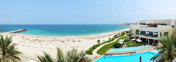 Panorama de la playa en hotel de lujo, Fujairah, Emiratos Árabes Unidos —  Fotos de Stock
