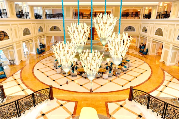 Lobby interior of the luxury hotel in night illumination, Ras Al — Stock Photo, Image