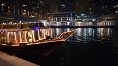 dubai Yat Limanı ve dhow tekne gece aydınlatma. iki, 3 km'den gerinmek Basra Körfezi kıyı inşa edilmiş bir yapay canal city olduğunu. Dubai, Birleşik Arap Emirlikleri