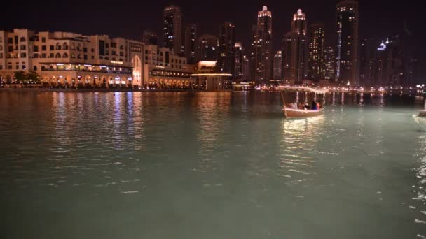 DUBAI, UAE - SEPTEMBER 10: The abra boat with tourists in Down town of Dubai city, on September 10, 2013, Dubai, UAE. In the city of artificial channel length of 3 kilometers along the Persian Gulf. — Stock Video