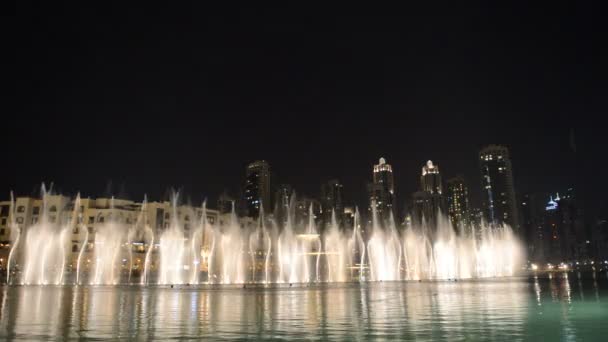 Dubaj, Spojené arabské emiráty - 10. září: noční pohled na město a tančící fontány v městě Dubaj, Spojené arabské emiráty — Stock video