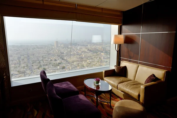 Interior do hotel de luxo com vista para a cidade de Dubai, Emirados Árabes Unidos — Fotografia de Stock