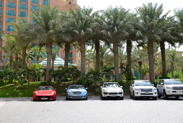 DUBAI, UAE - SEPTEMBER 11: The Atlantis the Palm hotel and limou — Stock Photo, Image