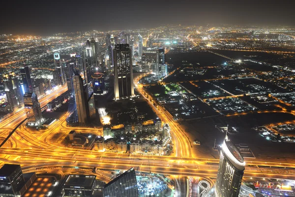 DUBAI, Emirados Árabes Unidos - SETEMBRO 10: Vista noturna da cidade de Dubai, em Septembe — Fotografia de Stock