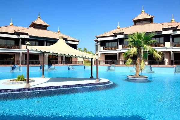 De luxe villa's in Thaise stijl hotel op palm jumeirah door de mens veroorzaakte — Stockfoto