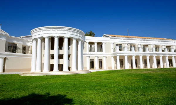 Het gebouw van luxehotel in traditionele Griekse stijl, pelopon — Stockfoto