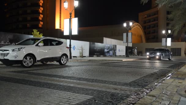 Le limousine di lusso e SUV sono sulla passeggiata al Jumeirah Beach Residence, Dubai, Emirati Arabi Uniti — Video Stock