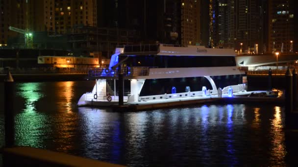 The night illumination of Dubai Marina and luxury yacht, UAE — Stock Video