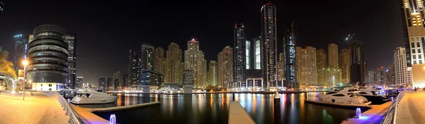 DUBAI, EAU - 8 DE SEPTIEMBRE: La iluminación nocturna de Dubai Marina — Foto de Stock