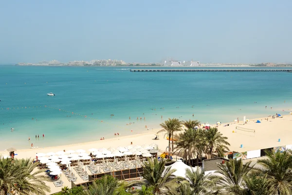 Plage avec vue sur l'île artificielle de Jumeirah Palm, Dubaï, EAU — Photo