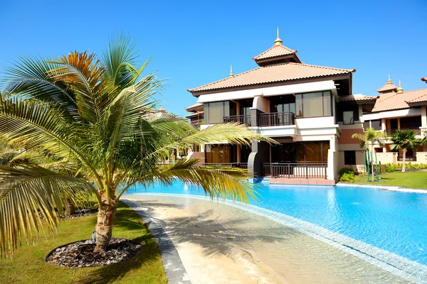 The luxury villas in Thai style hotel on Palm Jumeirah man-made — Stock Photo, Image