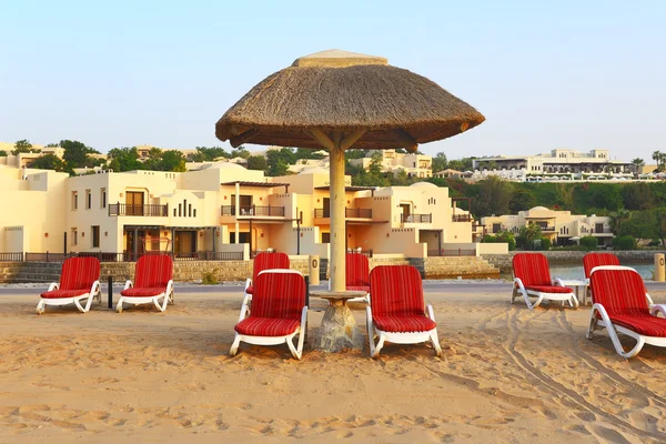 海滩的日落、 马角、 阿联酋期间，豪华酒店 — 图库照片
