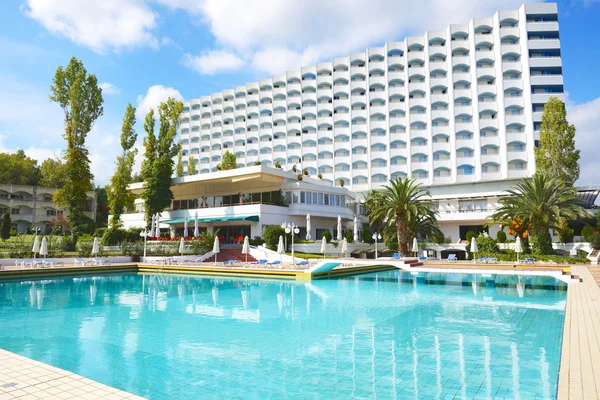 Zwembad en bouw van de luxehotel, Chalkidiki, Griekse — Stockfoto