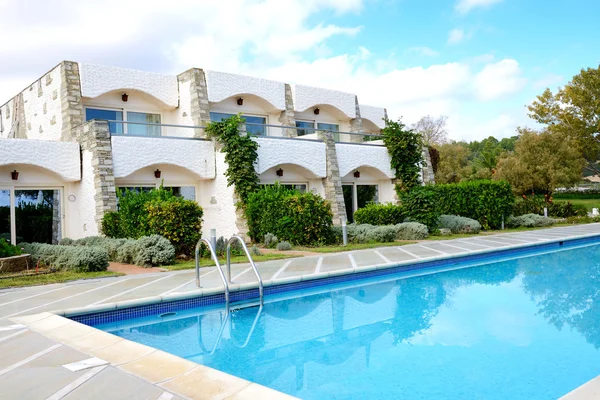 Swimming pools by villas at the luxury hotel, Halkidiki, Greece — Stock Photo, Image