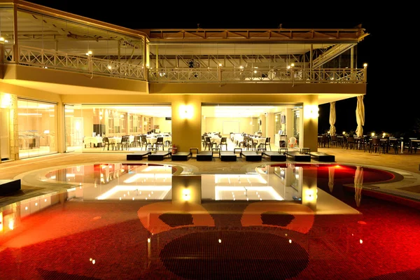 Restaurante y piscina en iluminación nocturna, Halkidiki, G — Foto de Stock