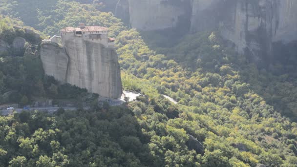 Vista desde arriba sobre el Rousannou - Monasterio de Santa Bárbara, Meteora, Grecia — Vídeos de Stock