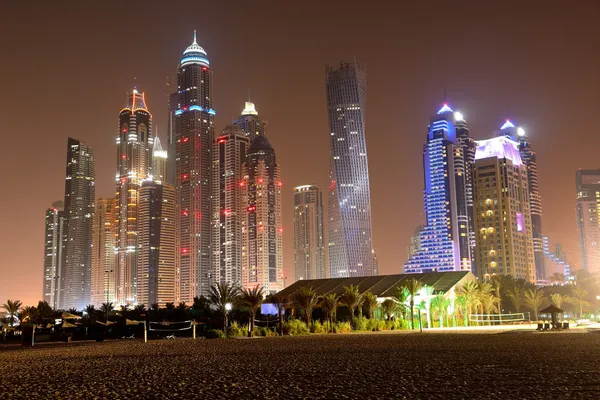 Plage éclairée de nuit à l'hôtel de luxe, Dubaï, Émirats arabes unis — Photo