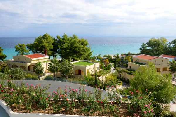 Blick auf Strand und Villen im modernen Luxushotel Chalkidiki, — Stockfoto