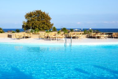Yüzme Havuzu yakınındaki kumsalda lüks otel, Halkidikya, Yunanistan