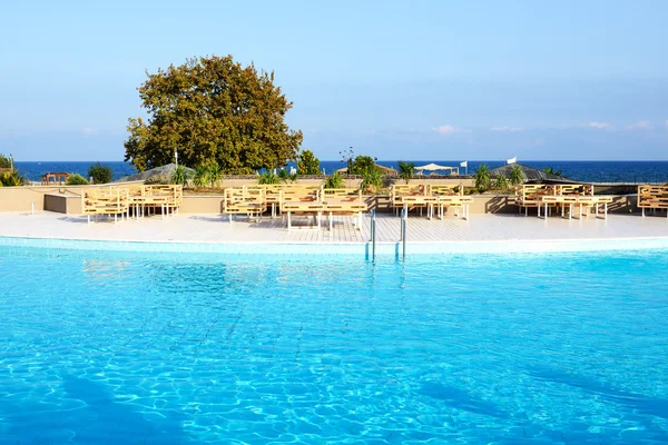 Yüzme Havuzu yakınındaki kumsalda lüks otel, Halkidikya, Yunanistan — Stok fotoğraf