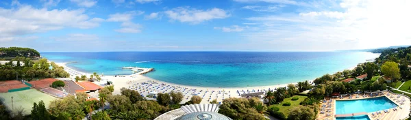 Panoramisch uitzicht op een strand in het moderne luxe-hotel, Chalkidiki, — Stockfoto