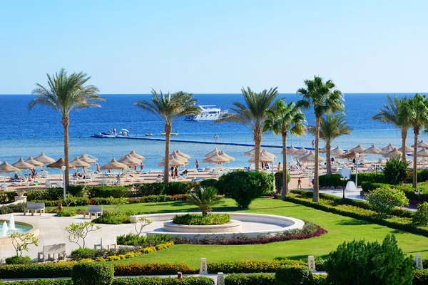 Motoryacht och stranden på lyxhotell, sharm el sheikh, egyp — Stockfoto