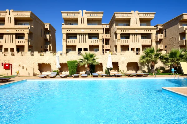 Camas de sol perto da piscina no hotel de luxo, Sharm el Sheikh, Egy — Fotografia de Stock