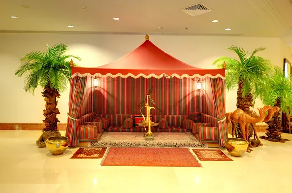 Lobby interior of the luxury hotel in night illumination, Ajman, — Stock Photo, Image