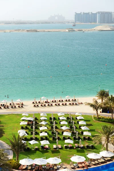 Stranden med utsikt över jumeirah palm konstgjorda ön, dubai, Förenade Arabemiraten — Stockfoto